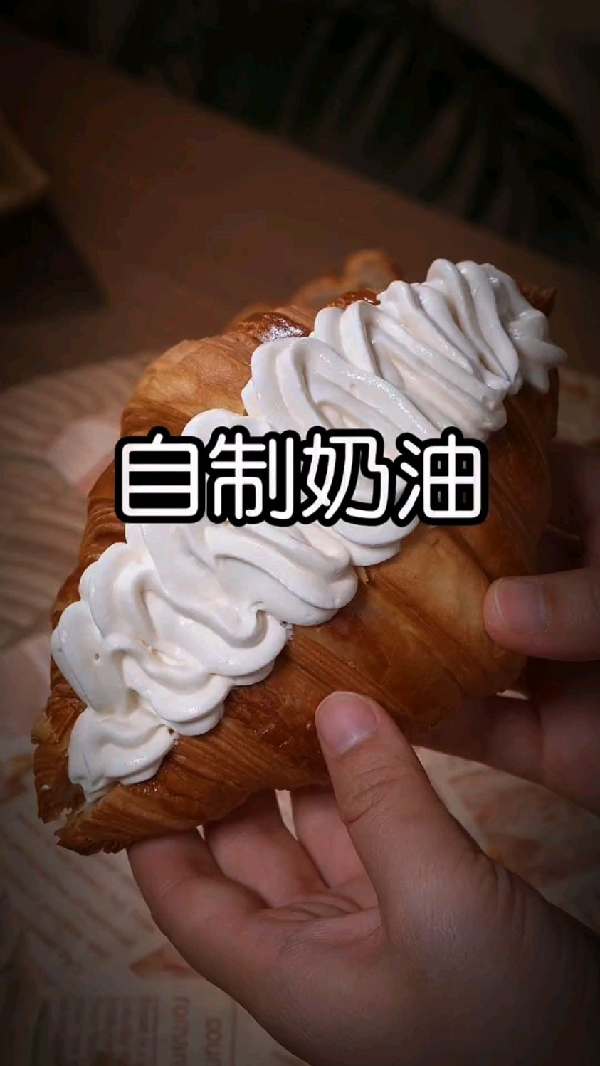 很多朋友都不知道用家里最簡單的東西就可以做成奶油
